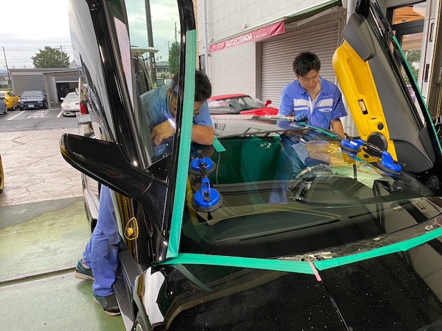 ランボルギーニ ムルシェラゴ ガラス交換 実績1万台以上 岐阜市の車の修理 クイック整備のアウトストラーダ
