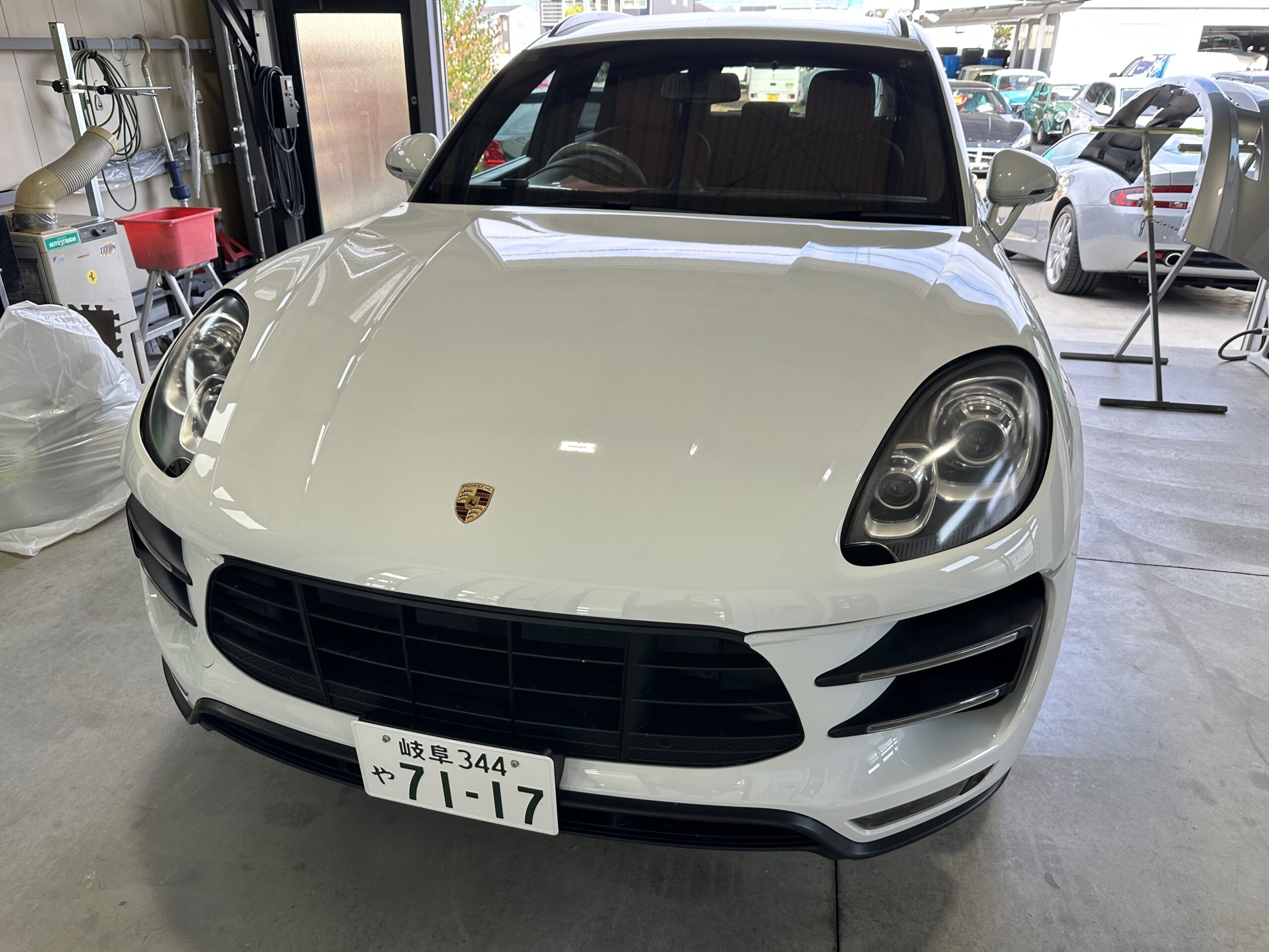 ポルシェ マカン ヘッドライトリペア 黄ばみクラック修理 | フェラーリ